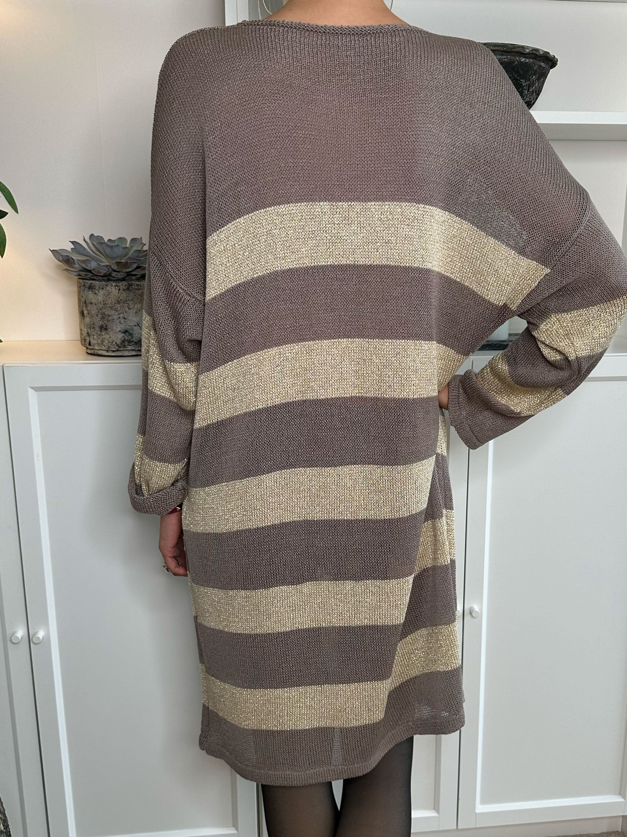 Dima Dress - Strikkjole i viskose med guld striber og v-hals